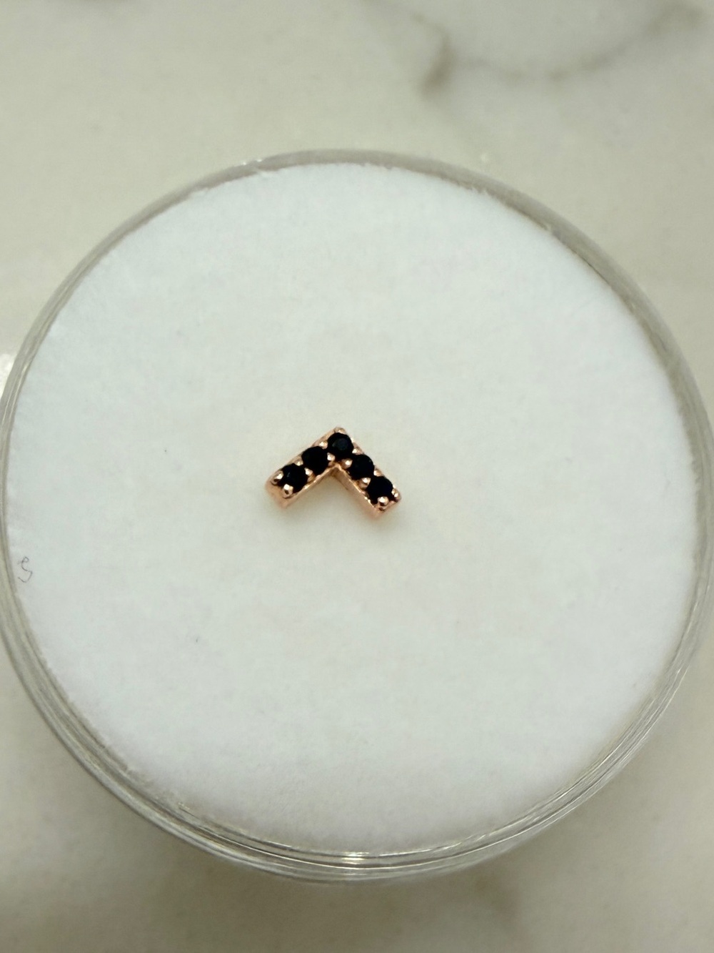 JUNIPURR - CHEVRON W/CZ - THREADLESS END - Rose Gold with Black CZ
